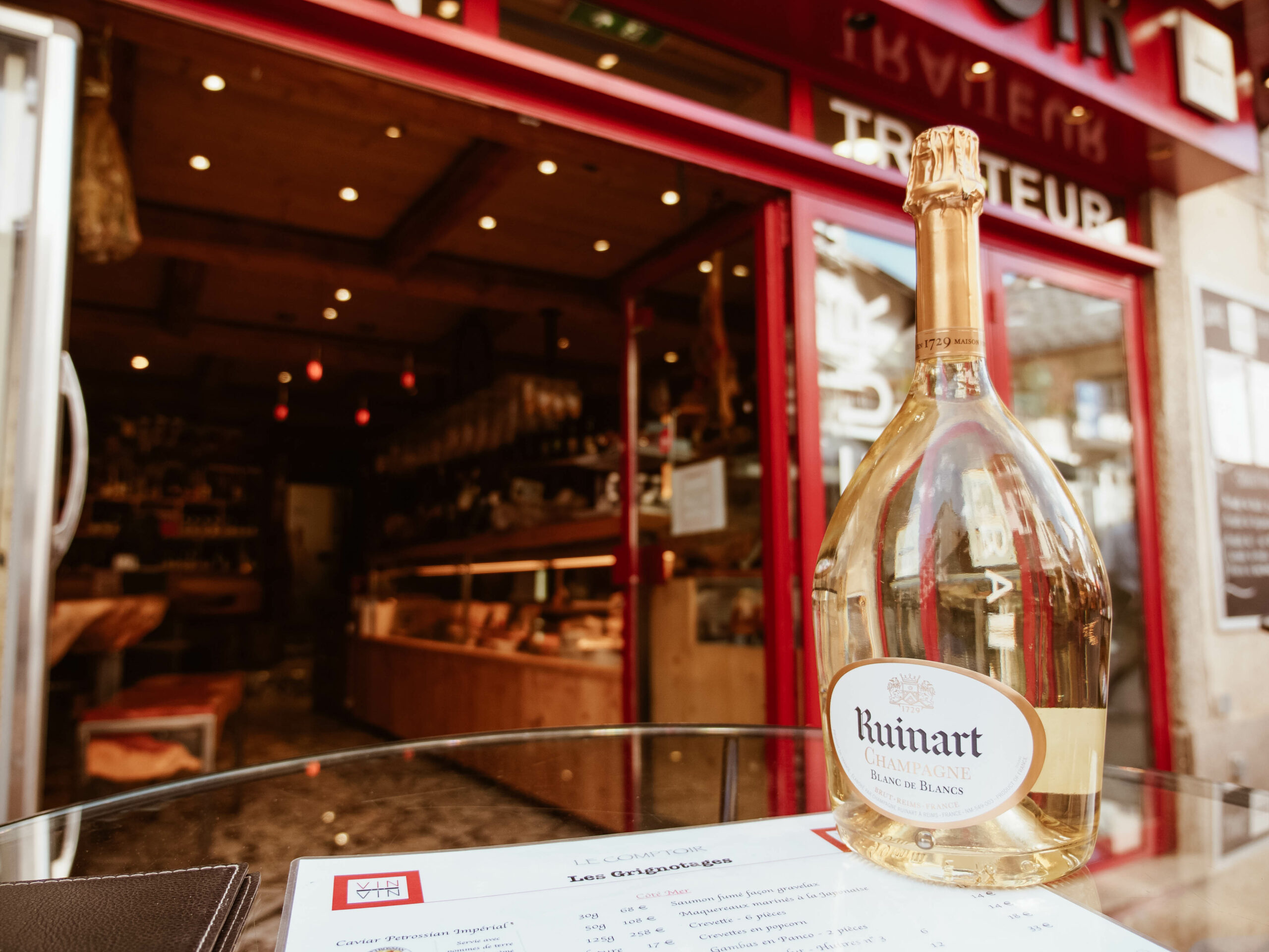 Ve poniendo a enfriar el champán